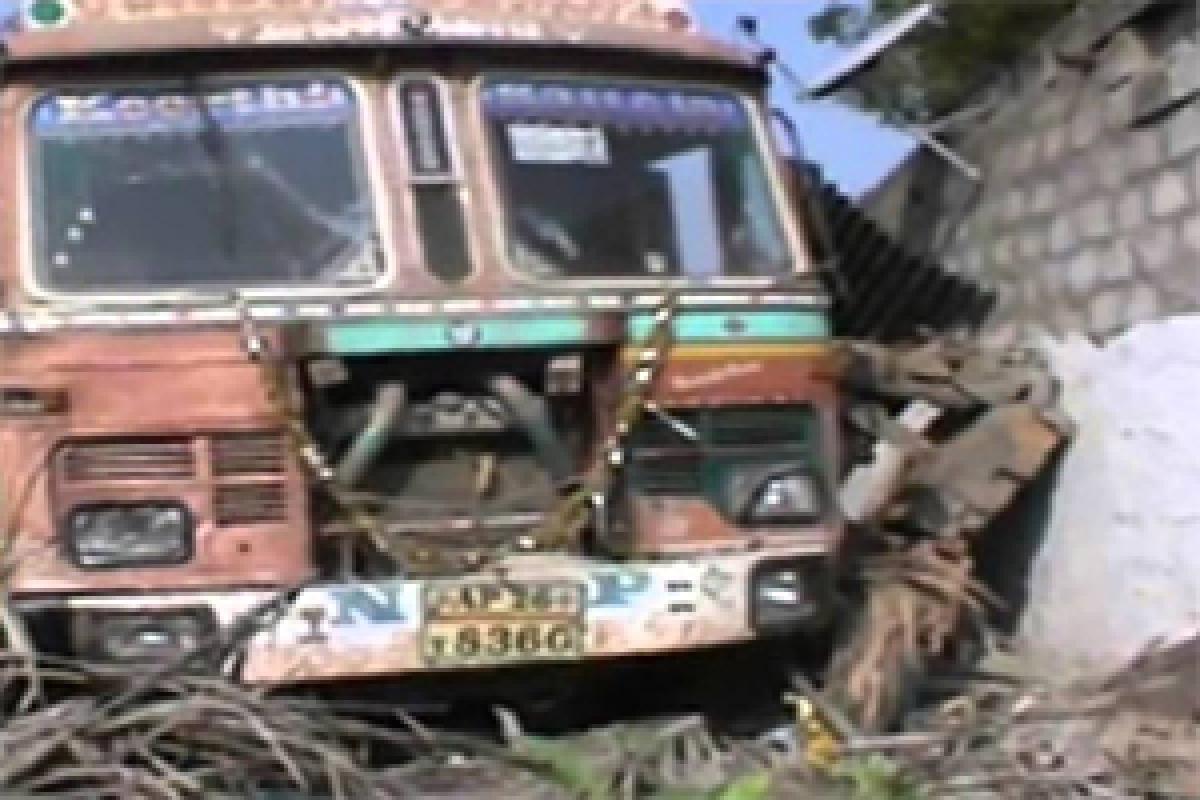 Truck rams into houses, kills four in Guntur