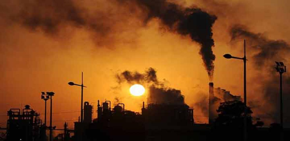 India sets goal to cut emissions by 35%