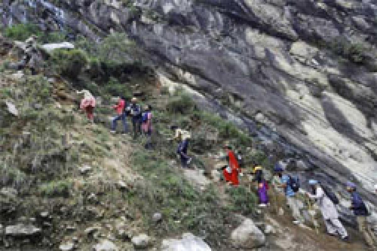 Landslide leaves 500 stranded in Uttarakhand