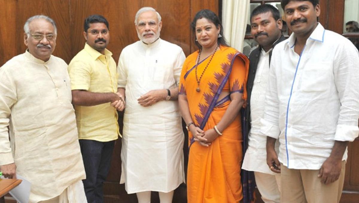 Telangana, AP weaver community meets PM Narendra Modi