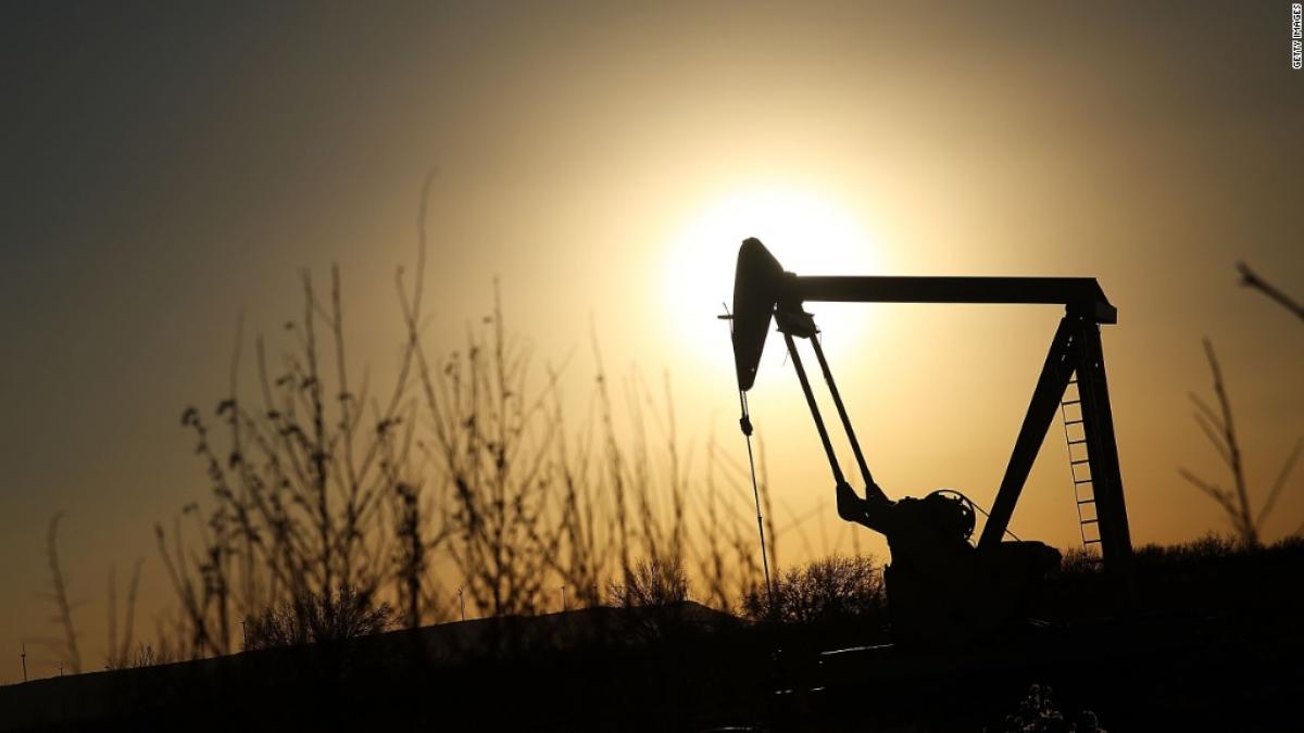 Oil dips as ongoing glut outweighs strong start to summer driving