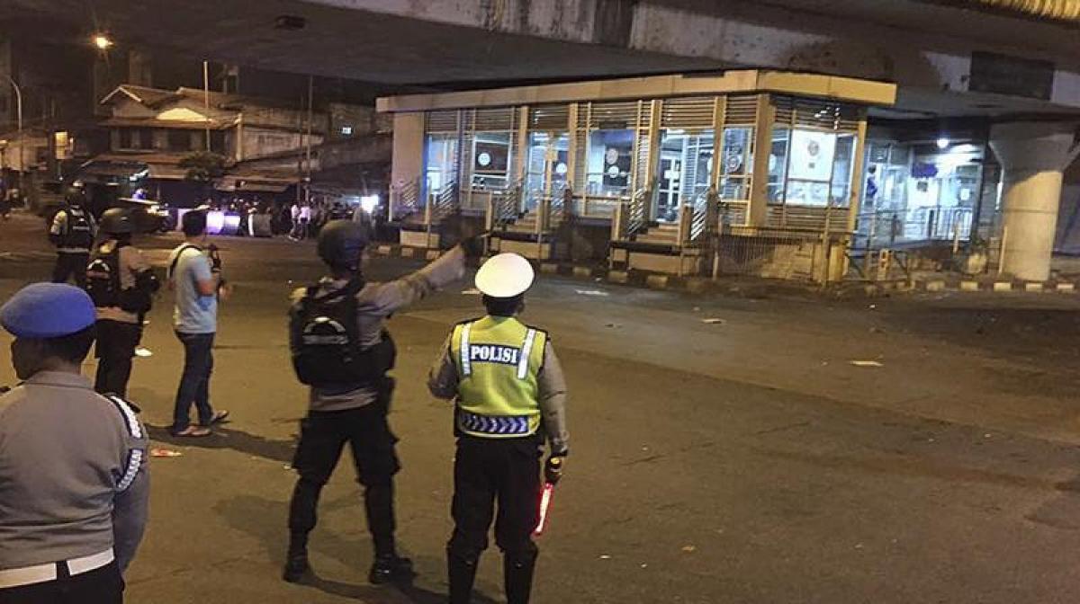 Indonesia: Twin blasts in Jakarta kill 2 including suspected suicide bomber