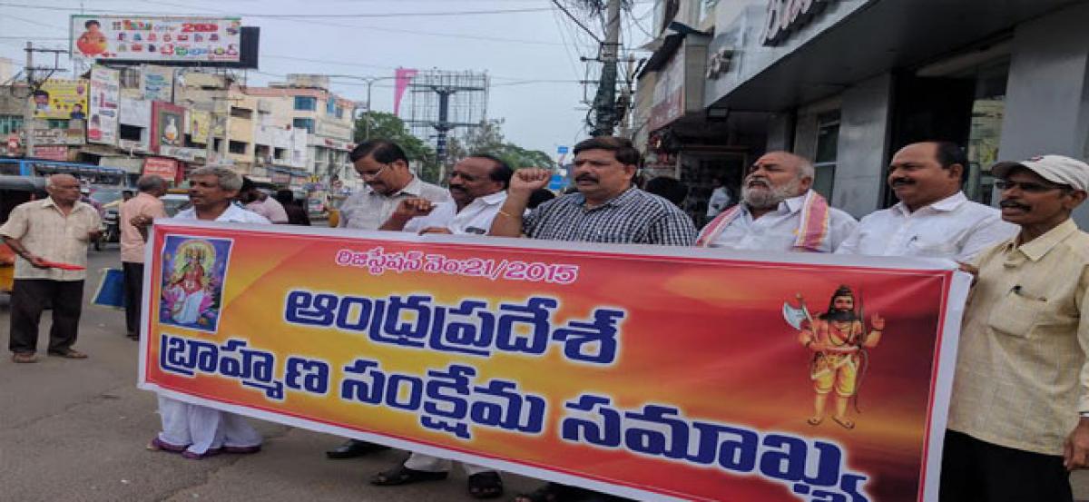 Brahmin leaders protest  against IYR’s ouster