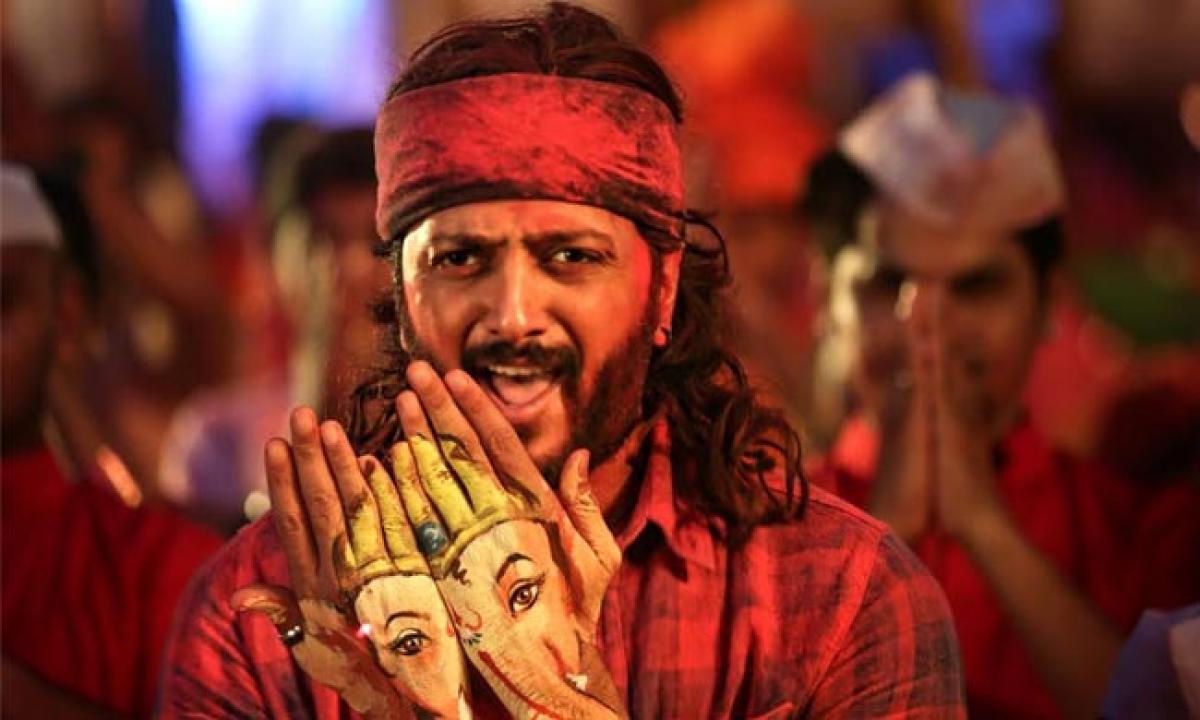 Riteish Deshmukh gorges on Koli food on the sets of Banjo!