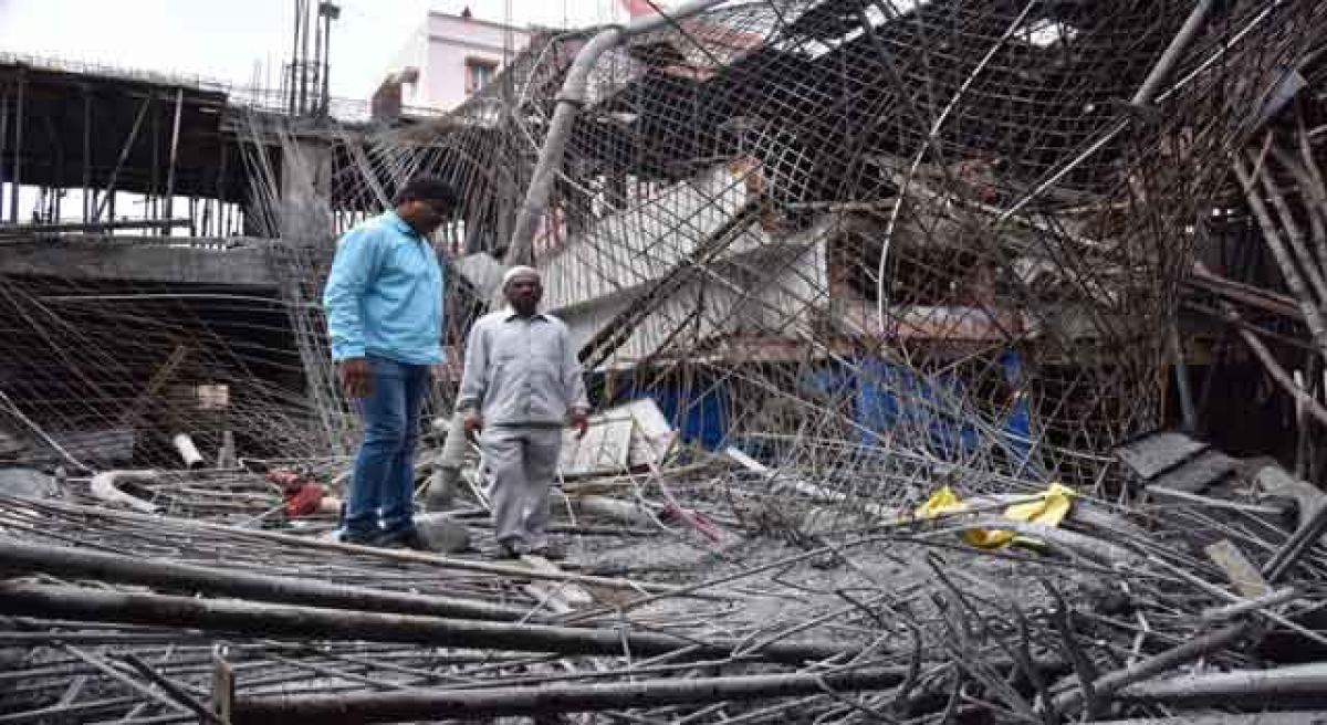 2 die, 6 hurt in roof collapse