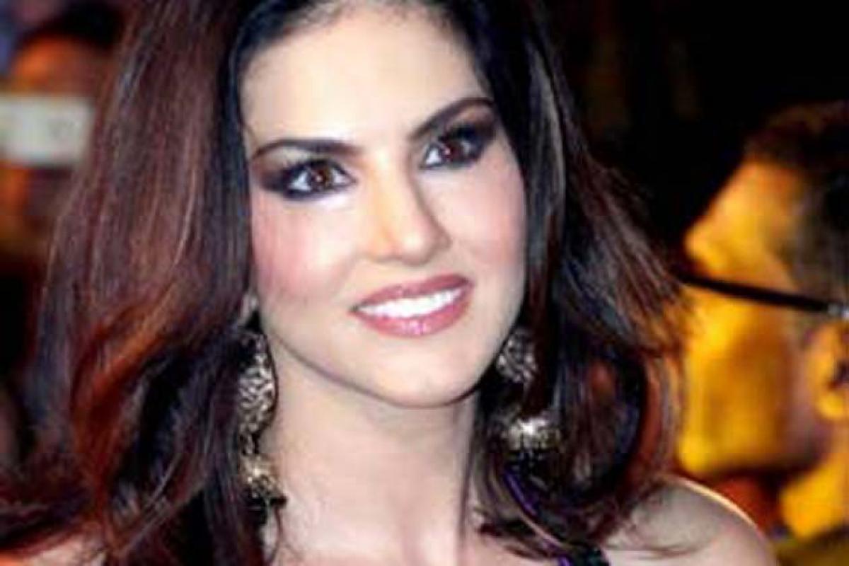 What made Sunny Leone turn pink?