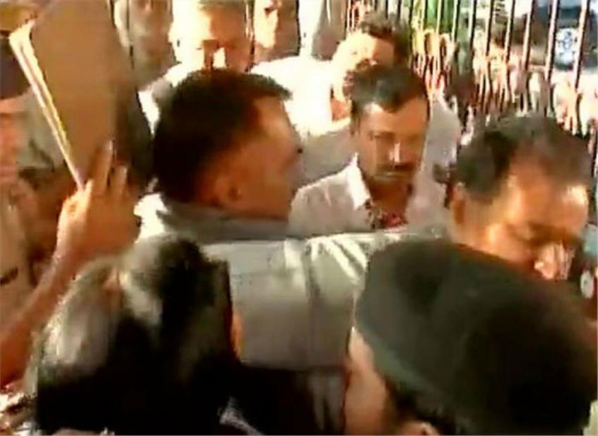 Kejriwal manhandled at Delhi railway station by BJP women’s wing activists