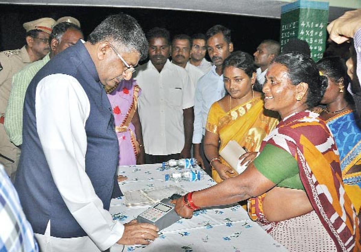 Union Minister dons fair price shop dealer’s role