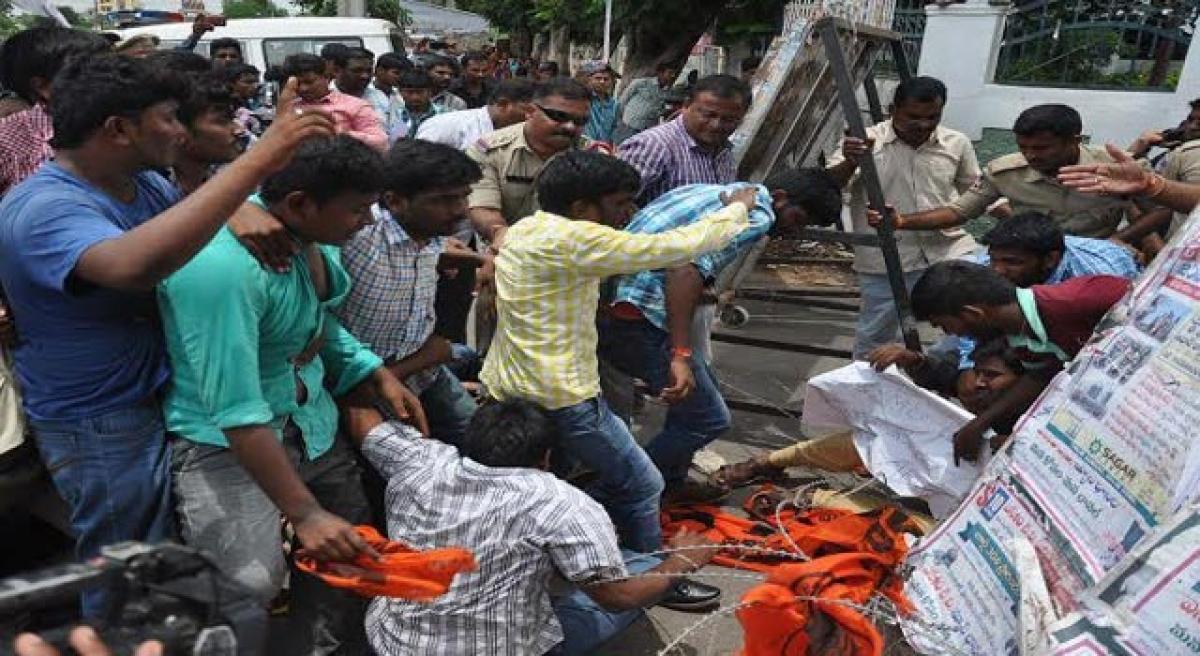 ABVP leaders besiege Collectorate.