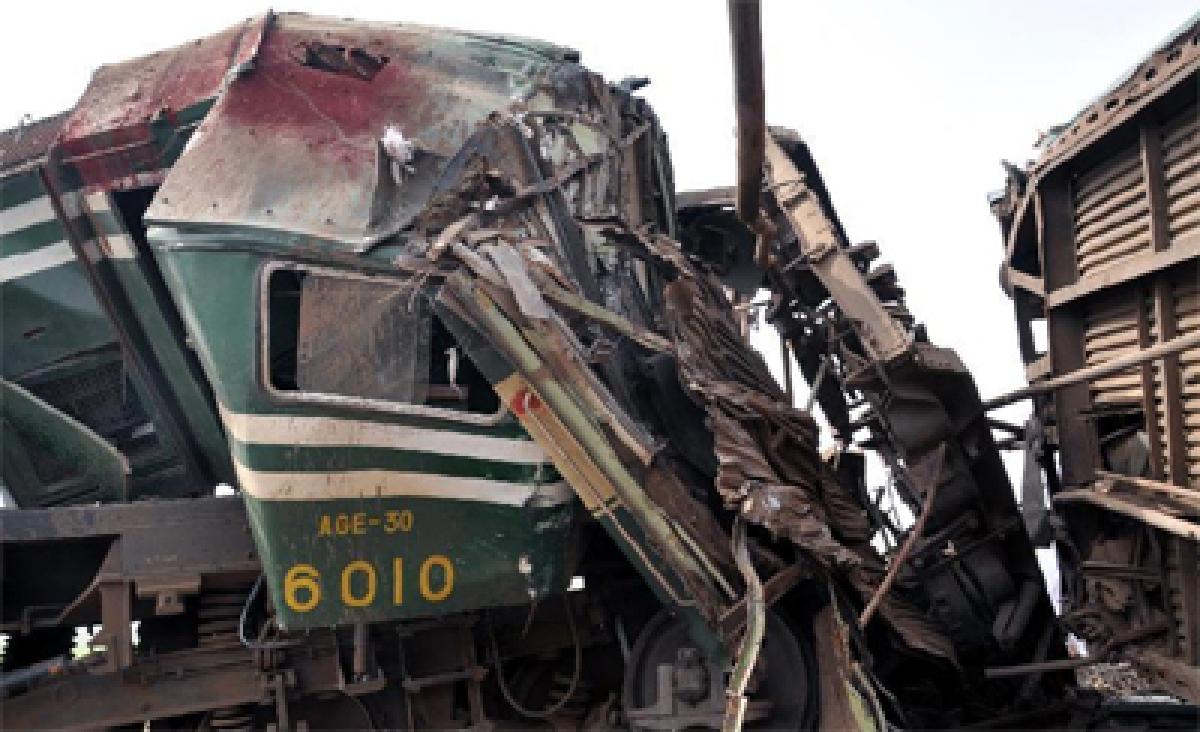 Five killed, over 100 injured in Pakistan train accident