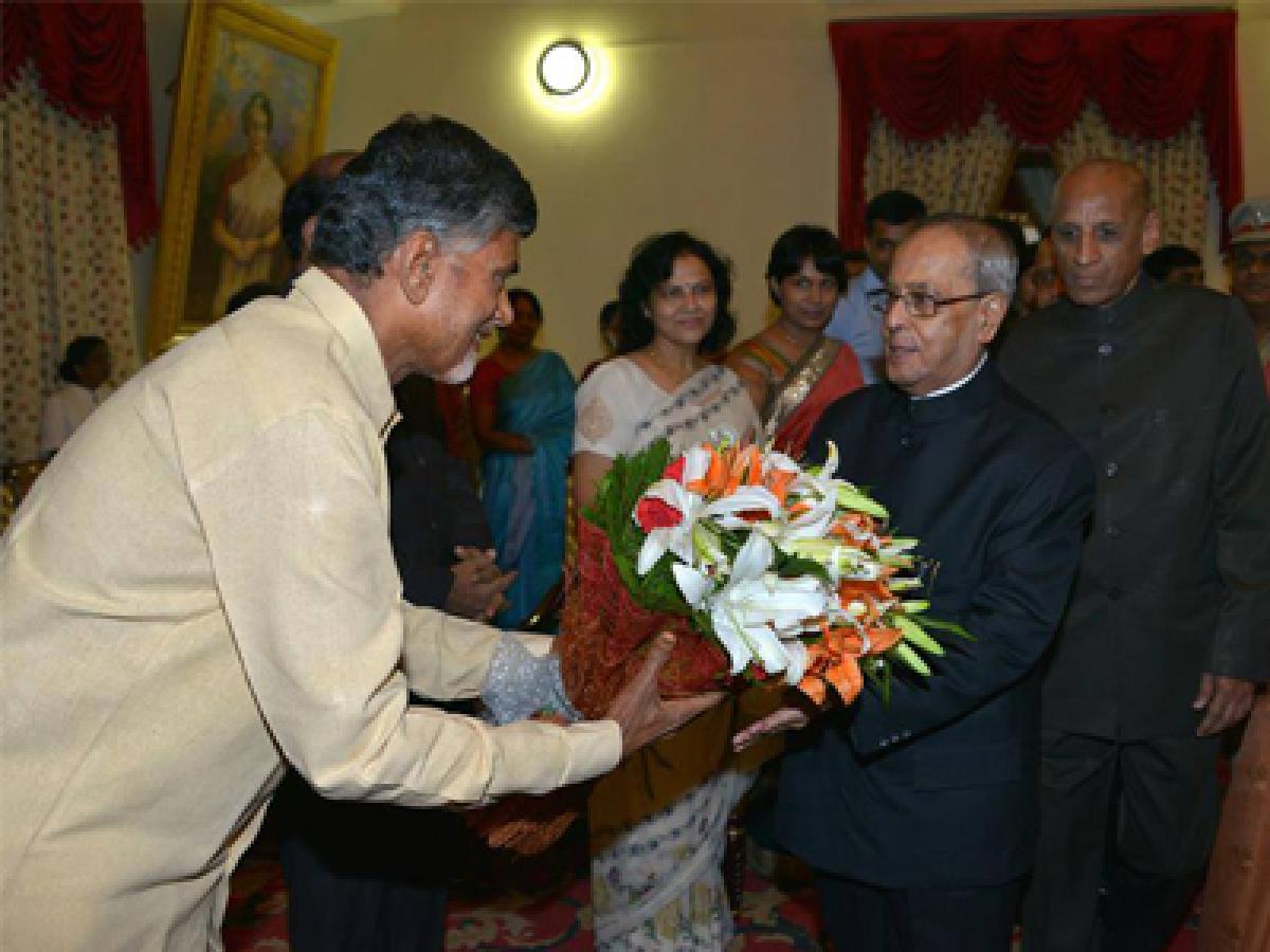 Chandrababu meets President Mukherjee in Hyderabad