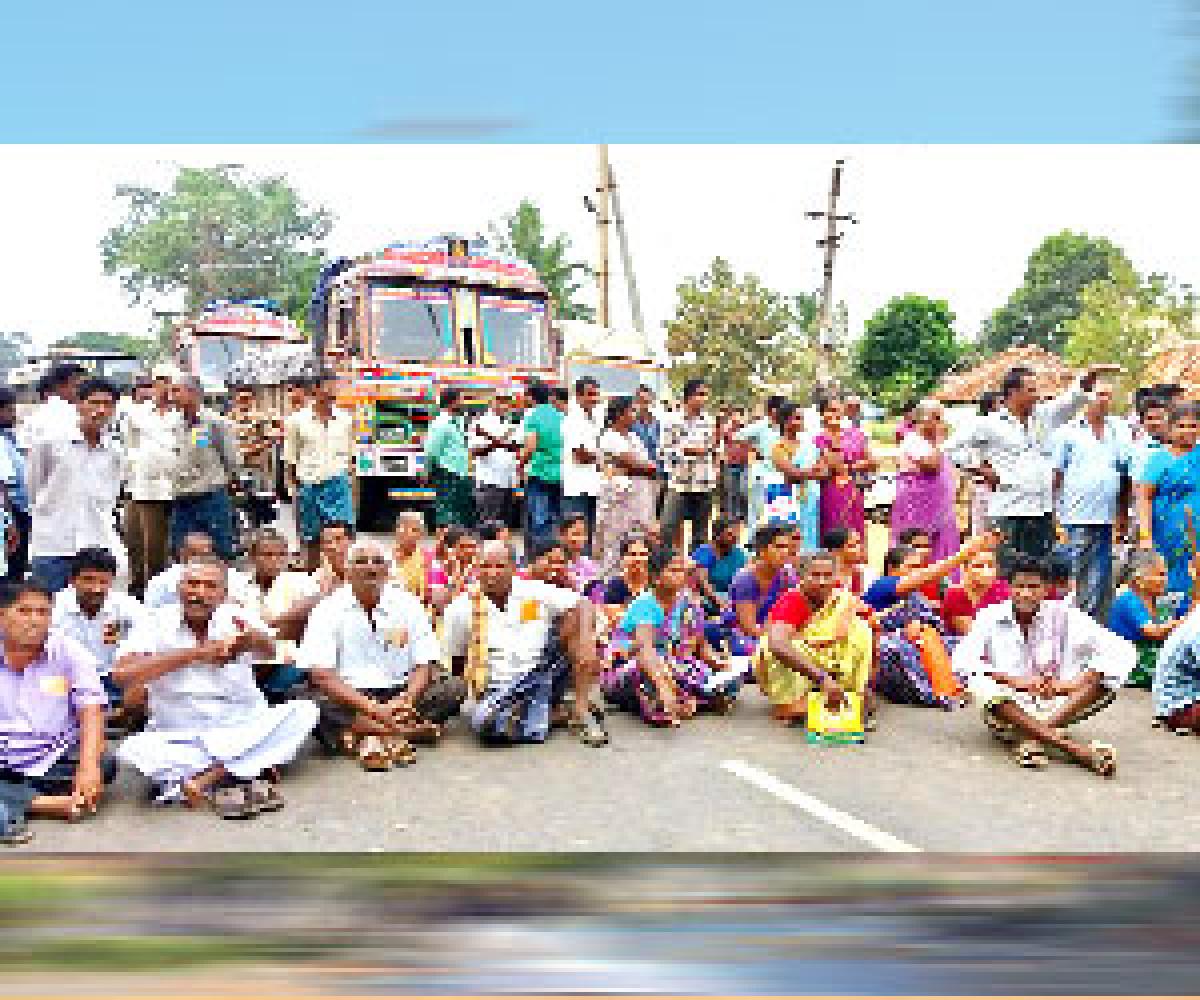 Farmers block national highway