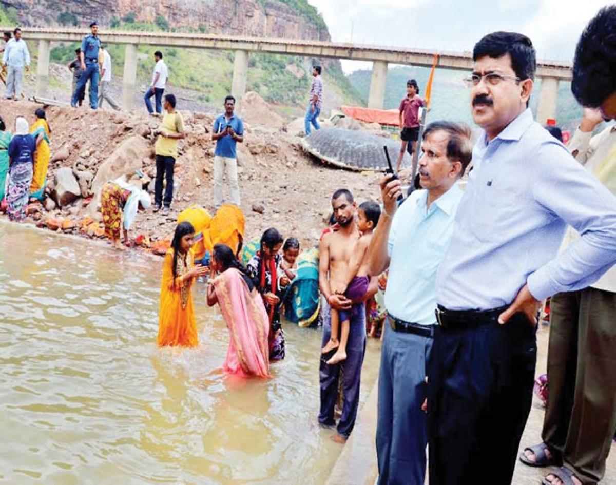 Devotees throng Pushkar ghats