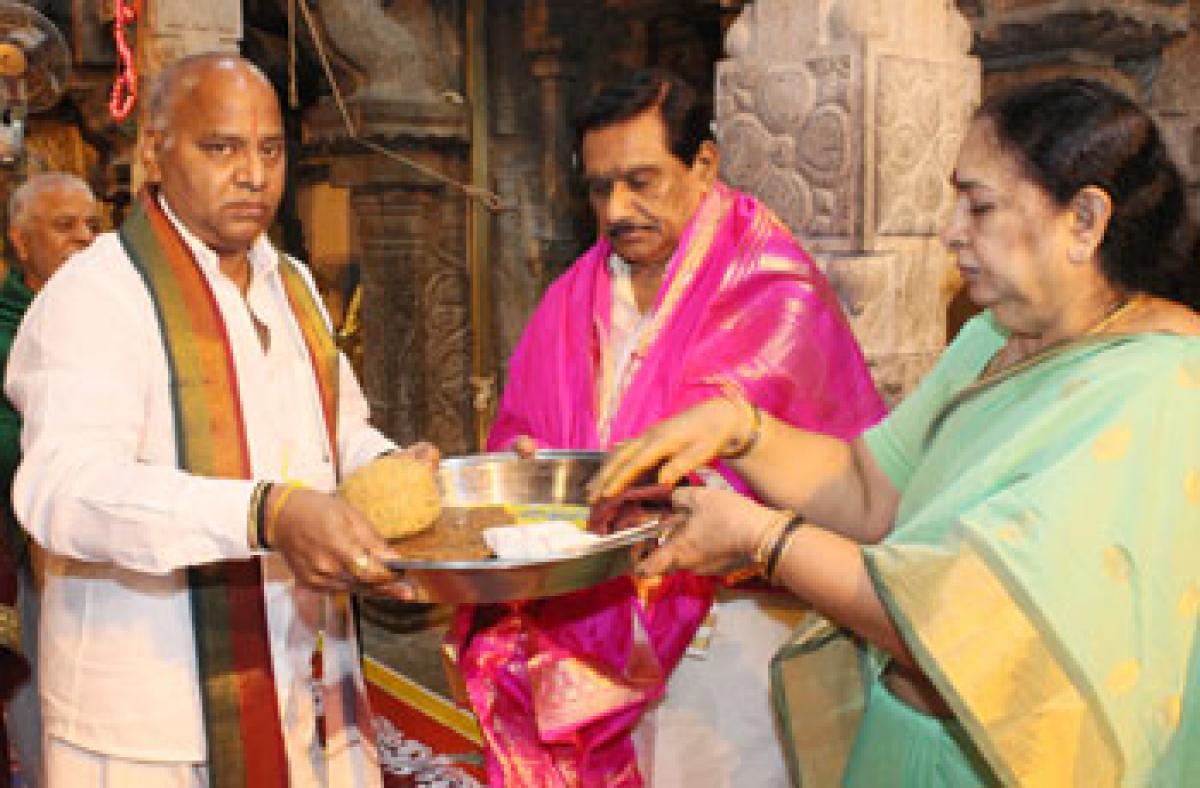 Deputy CM offers prayers at Tirumala