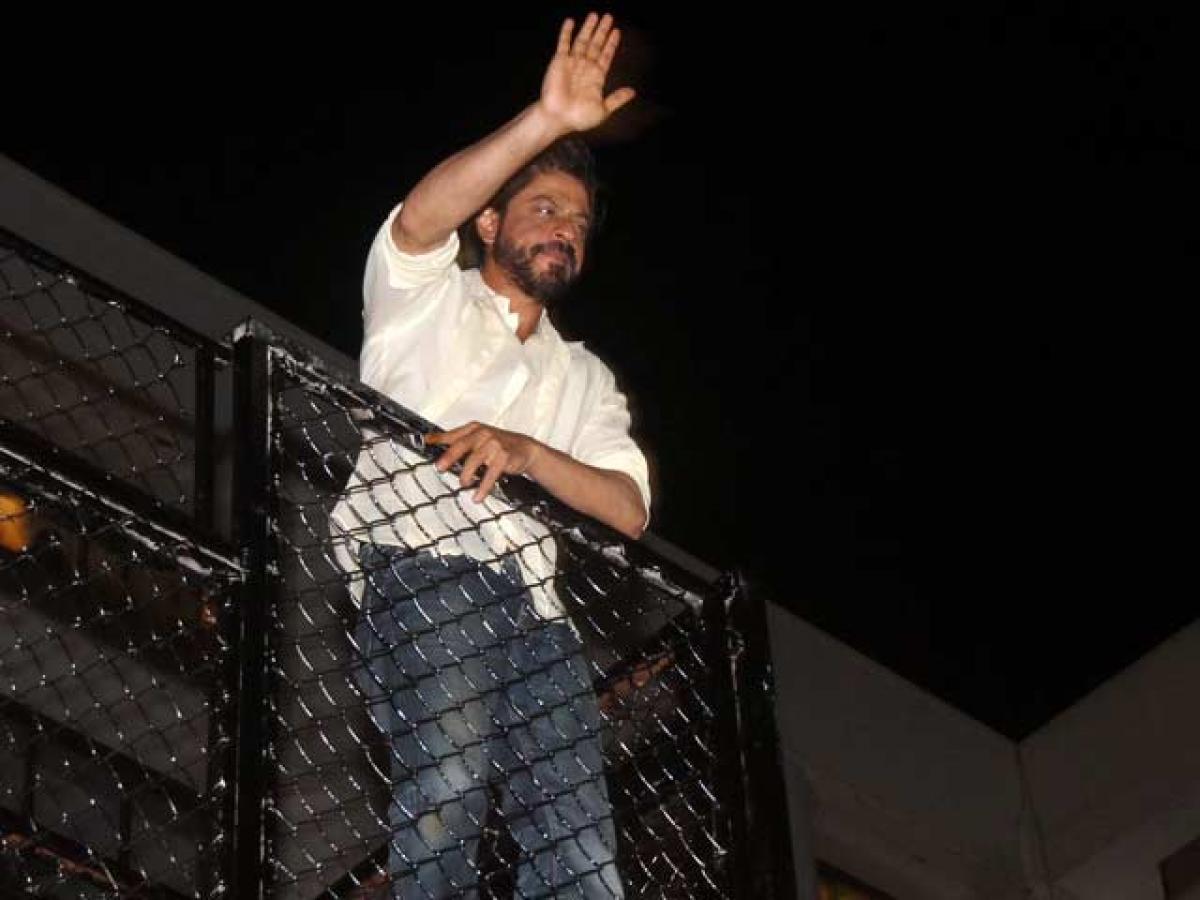 Birthday boy SRK blows kisses to fans from Mannat Balcony