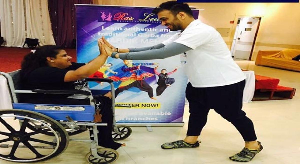 Two Mumbaikars play ‘garba-dandiya’ on wheelchairs 