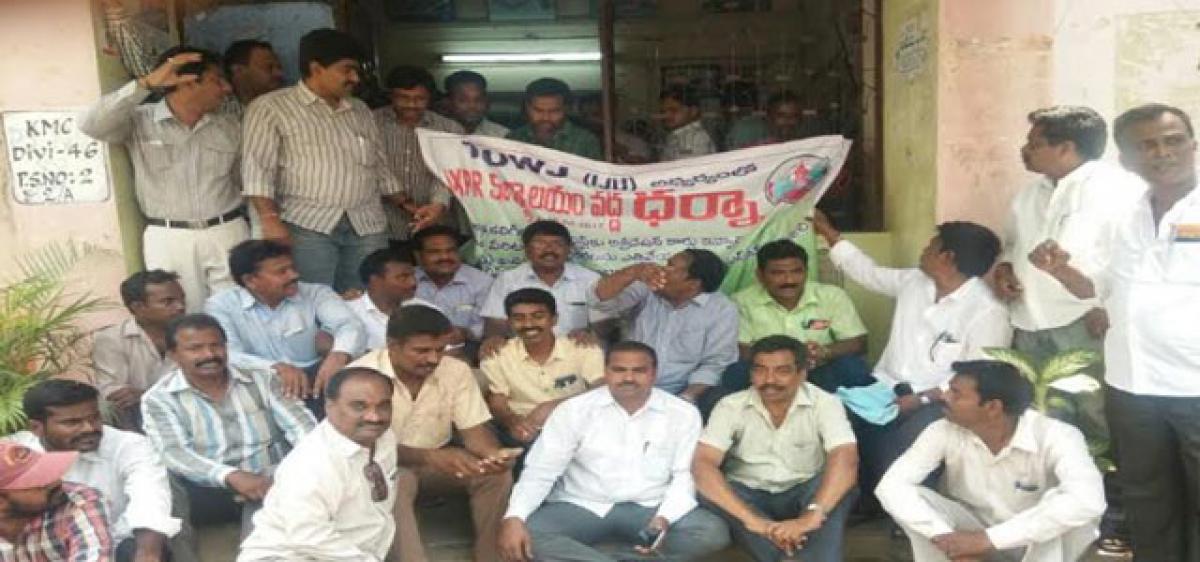 Journalists lay siege to Khammam DPRO office