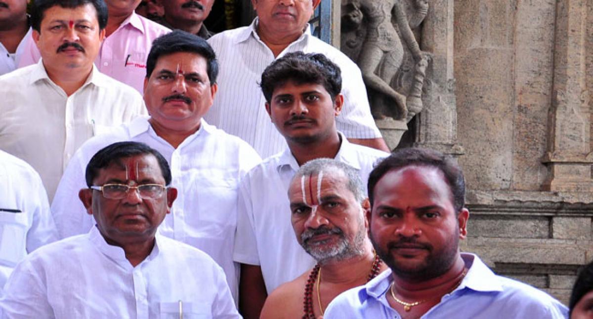 MP offers prayers at Lord Rama temple