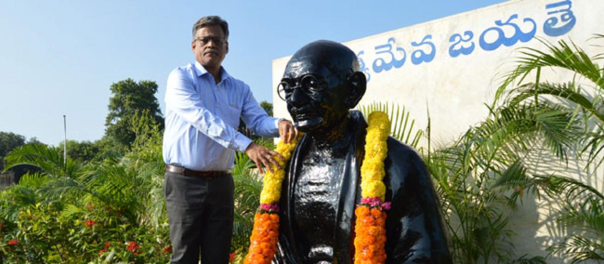RINL CMD pays rich tributes to Mahatma