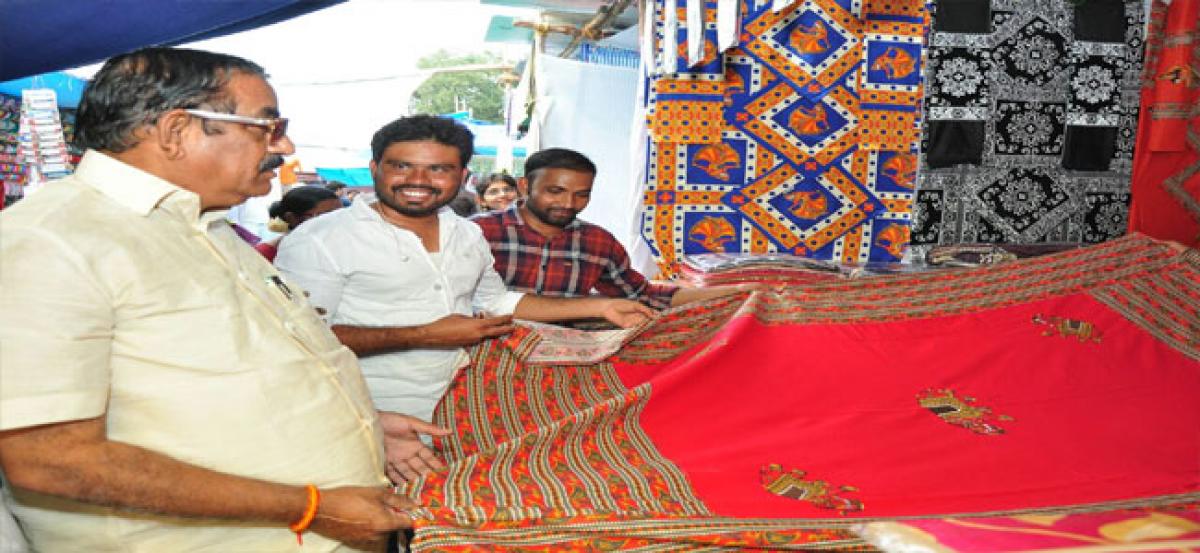Mayor opens handicrafts exhibition