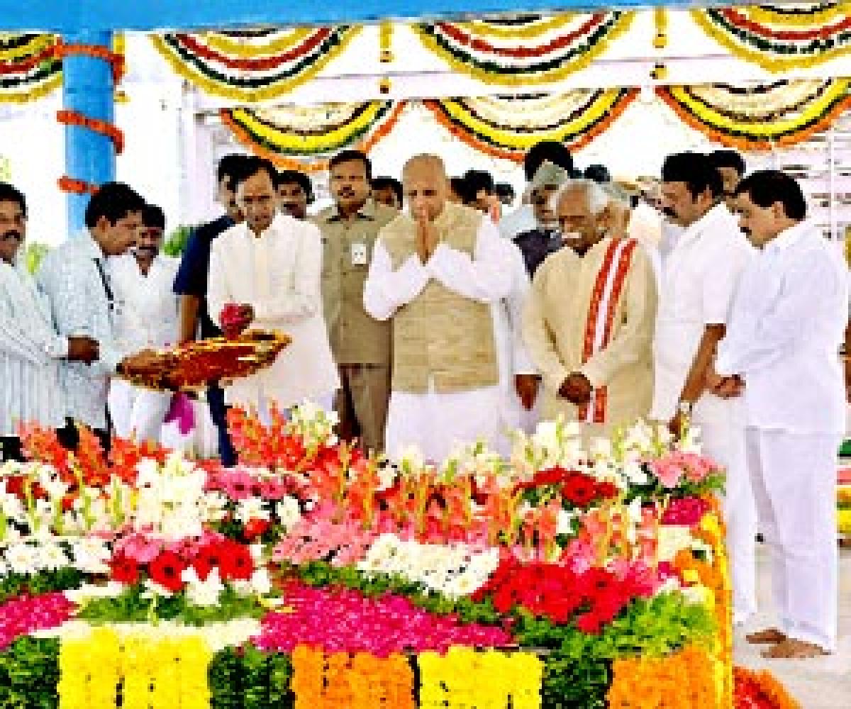 Guv, CM pay floral tributes to Mahatma