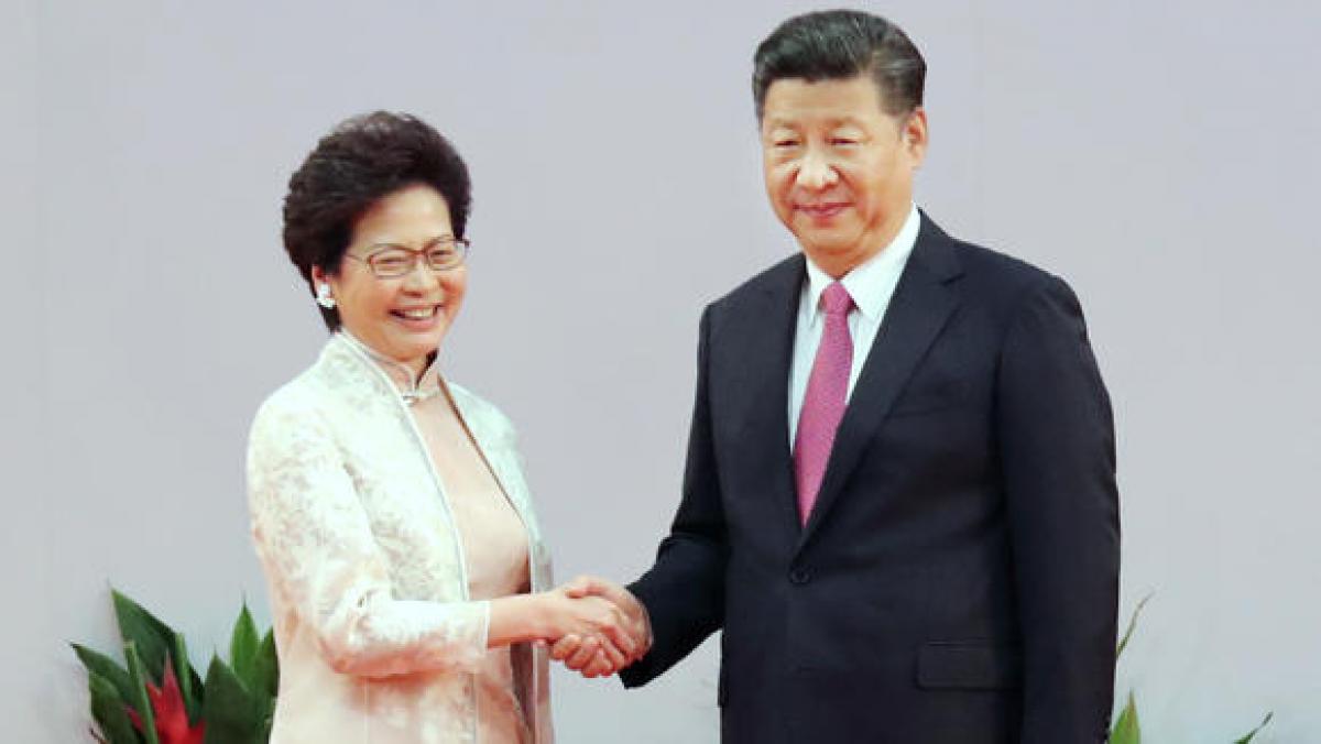 Chinese president Xi Jinping swears in new Hong Kong leader amid protests