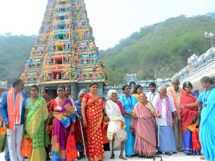 23 elderly people get VIP darshan at Durga temple