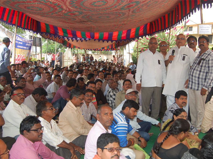 LIC assn members stage dharna in Rajamahendravaram