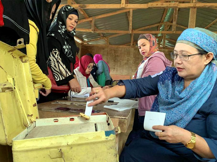 Filipino Muslims vote on autonomy after long peace effort