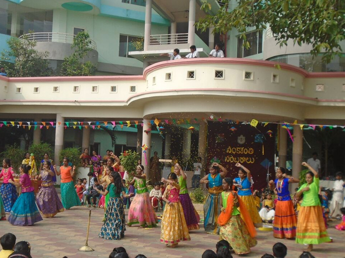 ‘Gobbiyalu’ song enthralls audience in Vijayawada