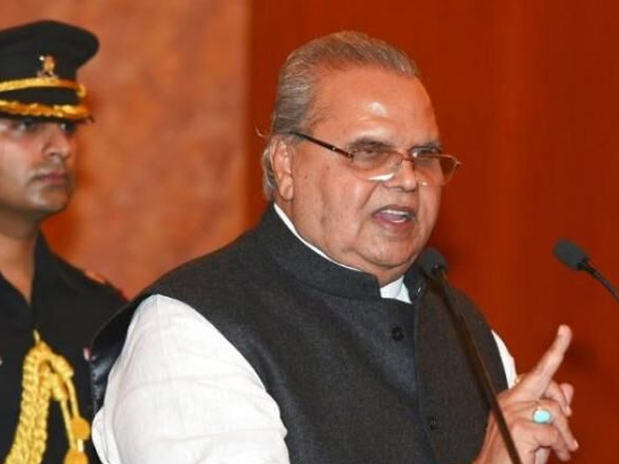 Army officer briefs Guv on LoC