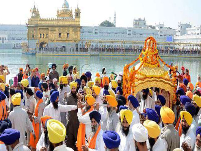 Devotees throng gurdwaras to mark Guru Gobind Singhs birth anniversary