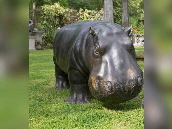 Thieves steal beautiful giant bronze hippo in England