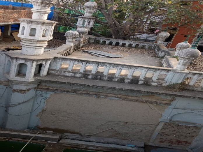 Historic mosque slowly slipping into oblivion