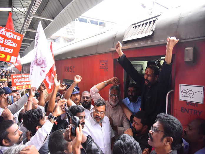 Jana Ghosha Rail Yatra starts in Vizag