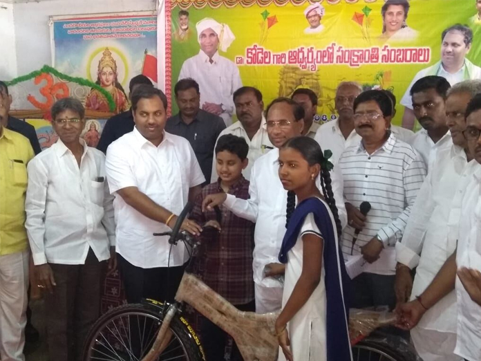 Kodela Siva Prasada Rao distributes bicycles at a programme in Sattenapalli