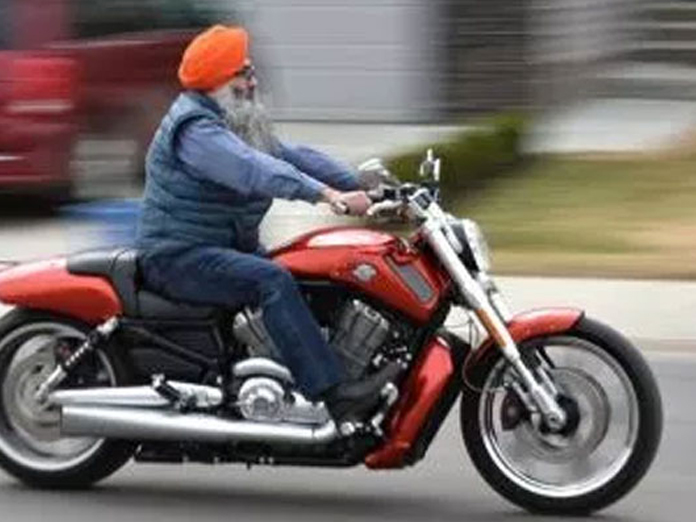 Authorities apologise after Sikh motorcyclist issued challan for not wearing helmet in Peshawar