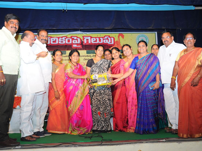 Govt helping artisans, says Mayor PRS Sai