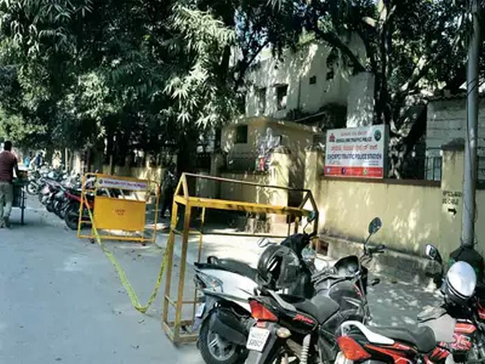 Vehicle lifters steal cops bike parked out of the police station