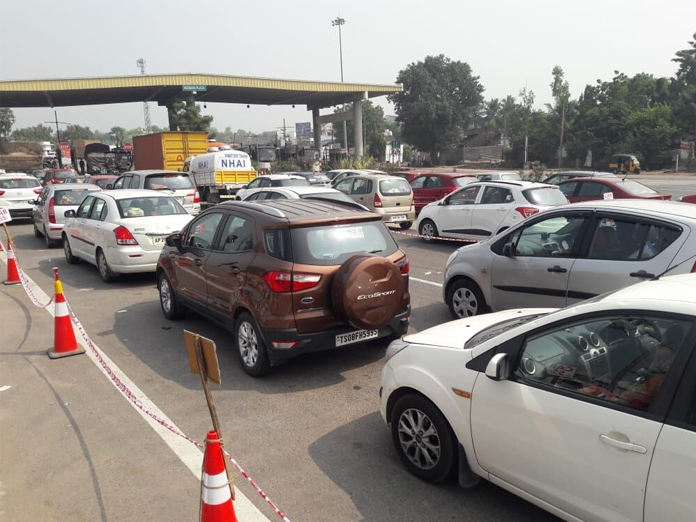 Long queues at toll gates obstruct traffic flow
