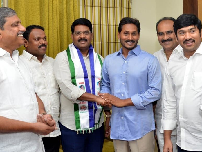 Maddisetty joins YSRCP