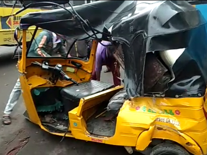 A SETWIN bus rammed into a shop and injures three in Secunderabad