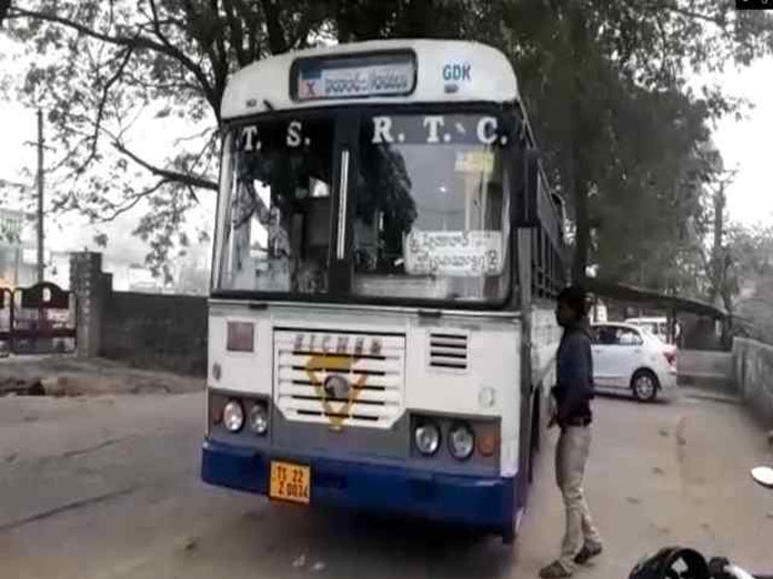 TSRTC bus driver suffers cardiac arrest while driving, major mishap averted