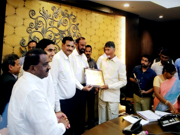 Chandrababu Naidu presents Best Partner Award to Divis Labs