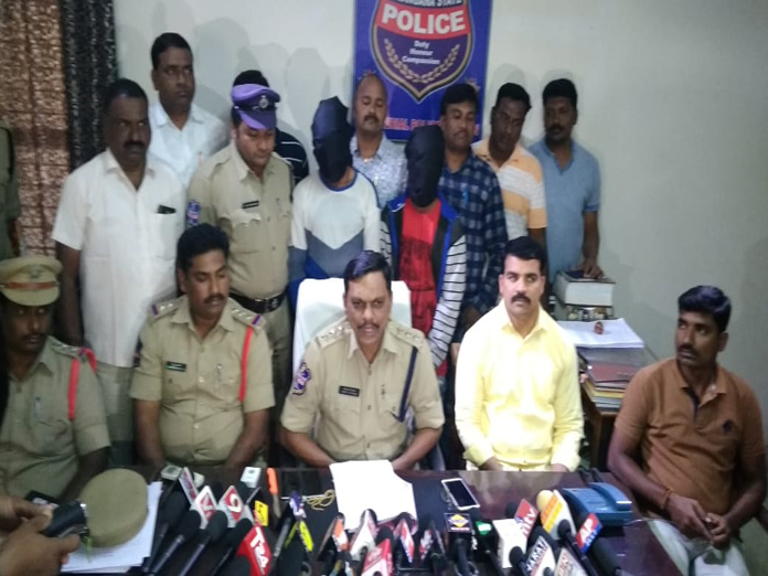 Police arrest two burglars, seize booty worth 1.7 lakhs