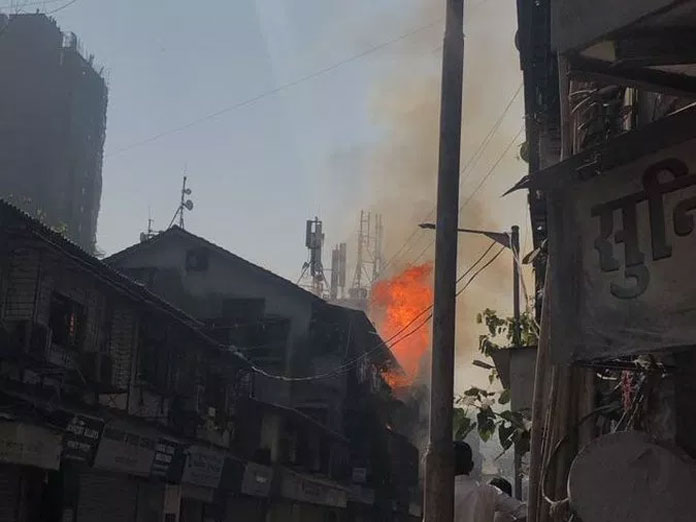 Mumbai: Large scale fire breaks in Mochi building of Girgaon, fire tenders reach spot