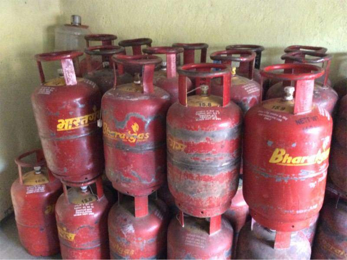 Vigilence and Enforcement officials raid tiffin centers, seize 10 gas cylinders