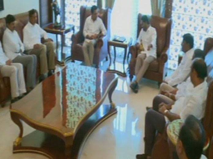 KTR meets YS Jagan to discuss over Federal Front