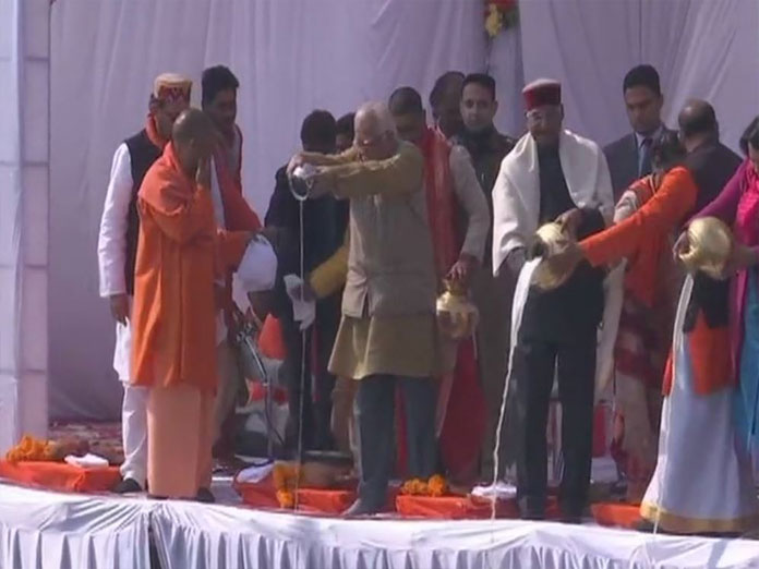 President Kovind offers prayer at Kumbh