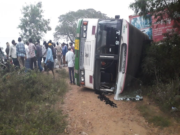 Bus-lorry collision leaves four injured
